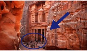 Thành phố cổ khổng lồ Petra trong sa mạc Jordan