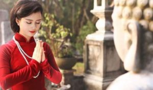 Cô gái bái Phật cầu duyên vô tình chiêu mời ma quỷ