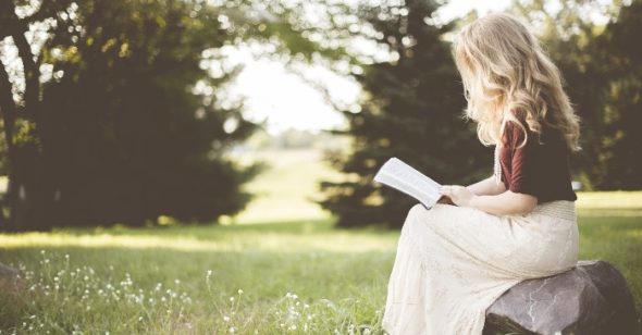 Người phụ nữ đẹp thích đọc sách