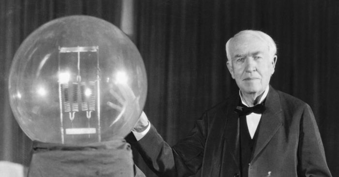 Thomas Alva Edison (11 tháng 2 năm 1847 – 18 tháng 10 năm 1931) là một nhà phát minh và thương nhân đã phát triển rất nhiều thiết bị có ảnh hưởng lớn tới cuộc sống trong thế kỷ 20