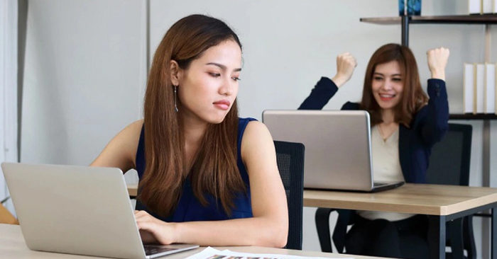 3 cách để vượt qua sự ghen tị nơi công sở