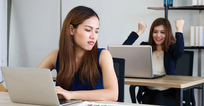 3 cách để vượt qua sự ghen tị nơi công sở