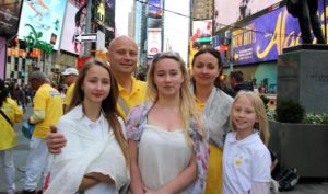 Gia đình ông Werner Kleinert, bà Kristina Kleinert và ba cô con gái Mira, Tara, and Indra tham gia sự kiện mừng ngày Pháp Luân Đại Pháp thế giới được tổ chức ở Quảng trường Thời Đại, thành phố New York, Mỹ vào tháng 5 năm 2015 a(ảnh: Minh Huệ).