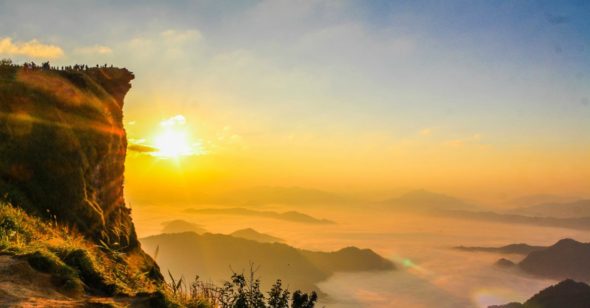 Đường đời muôn nẻo, mỗi bước đi bạn hãy mang theo niềm tin và sự kiên định. Cứ đi rồi sẽ đến.