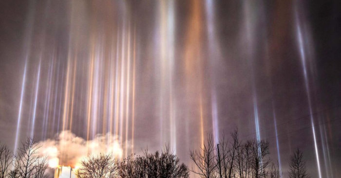 Nhiếp ảnh gia bắt gặp những cột sáng kỳ diệu trên bầu trời đêm