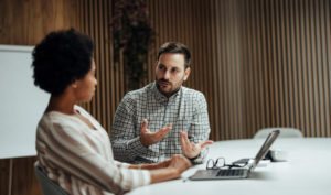 Nên đối đãi thế nào với những lời góp ý của người khác?