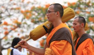 Mấy đời đi tu, duyên vợ chồng khó thoát