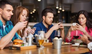 Hệ lụy từ nghiện điện thoại: Trầm cảm, bắt nạt trực tuyến và mất ngủ