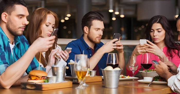 Nghiện điện thoại liên quan đến trầm cảm, bắt nạt trực tuyến và mất ngủ