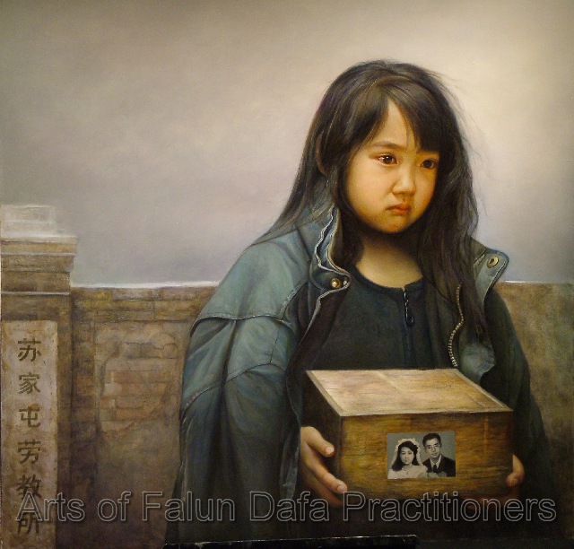 Bức tranh "Nước mắt cô nhi" của họa sĩ Đổng Tích Cường mô tả một em bé đang ôm thi hài của cha mẹ em đã bị hỏa tang thành tro, cha mẹ em đã bị bức hại đến chết bởi ĐCSTQ, cố cầm giữ nước mắt.