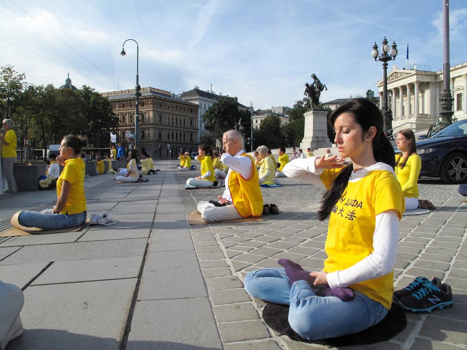 Các học viên Pháp Luân Công ngồi thiền ở phía trước Tòa nhà Quốc hội ở thủ đô Viên, Cộng hòa Áo ngày 19/9/2014.