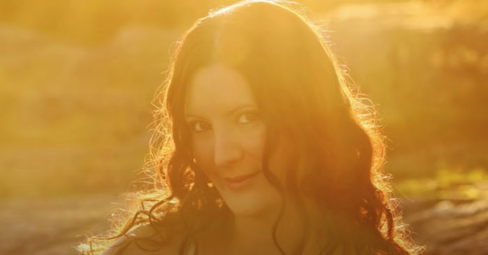 Nhạc phẩm lay động trái tim “Miền đất vàng” của nhạc sỹ – ca sỹ Phần Lan nổi tiếng Anna Kokkonen