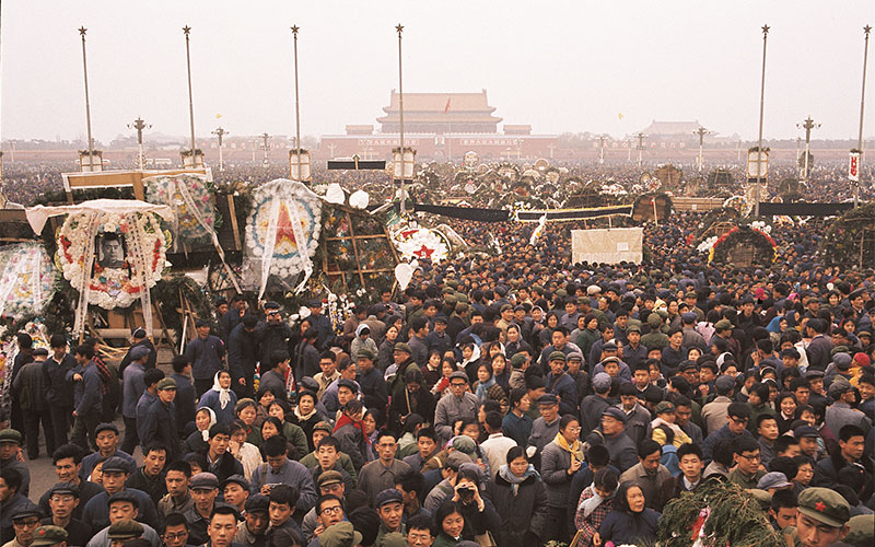 Người Trung Quốc tập trung tại Quảng trường Thiên An Môn nhân dịp lễ Thanh Minh để tưởng nhớ Chu Ân Lai vào tháng 4/1976. Đây được coi là bước khởi đầu cho Sự kiện Thiên An Môn 1976. 