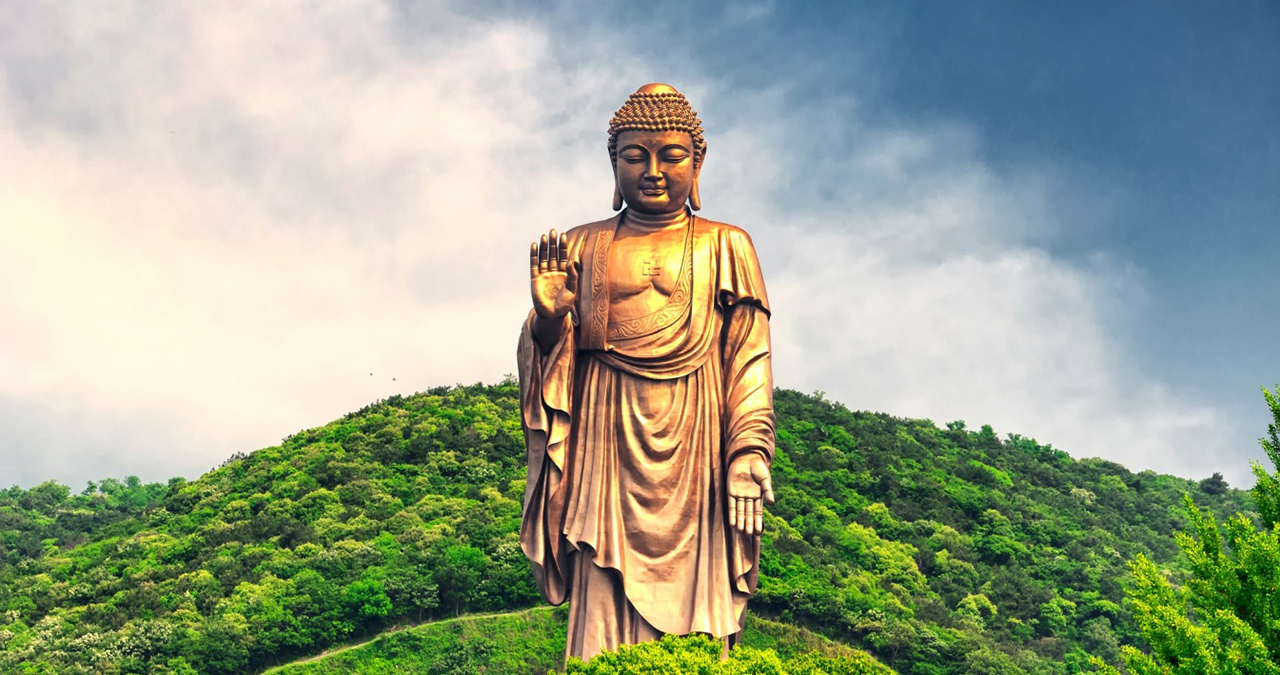 Kỳ thực chỉ cần thành tâm tín Phật, dựa theo lời Phật giảng mà thực hành, thì dù cho không thắp hương bái Phật, Phật cũng ở bên trên trông chừng và bảo hộ con người.
