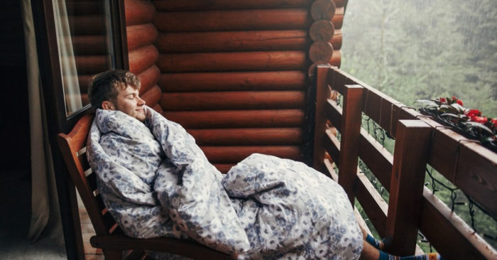 Vì sao chúng ta ngủ ngon hơn lúc trời mưa?