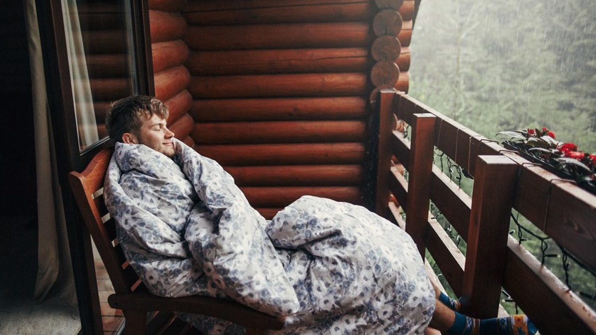 Vì sao chúng ta ngủ ngon hơn lúc trời mưa?