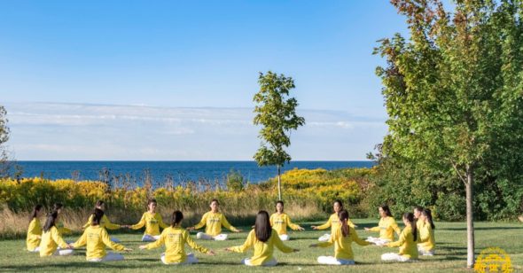 Tọa thiền (zh. zuòchán 坐禪, ja. zazen), nghĩa là ngồi thiền, là phương pháp tu tập trực tiếp đưa đến Giác ngộ. Mới đầu tọa thiền đòi hỏi thiền giả tập trung tâm trí lên một đối tượng (ví dụ một Mạn-đồ-la hay linh ảnh một vị Bồ Tát), hay quán sát về một khái niệm trừu tượng (ví dụ như quán tính Vô thường hay lòng Từ bi). Sau đó tọa thiền đòi hỏi thiền giả phải thoát ra sự vướng mắc của tư tưởng, ảnh tượng, khái niệm vì mục đích của tọa thiền là tiến đến một tình trạng vô niệm, tỉnh giác, không dung chứa một nội dung nào. Sau một giai đoạn kiên trì trong vô niệm, hành giả sẽ bỗng nhiên trực ngộ thể tính của mình, đó là tính Không, cái "thể" của vạn vật.