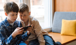 Những tác hại khi cho trẻ dùng điện thoại sớm