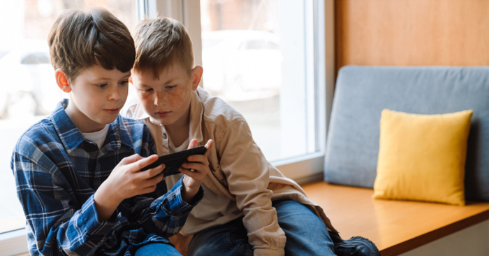 Những tác hại khi cho trẻ dùng điện thoại sớm