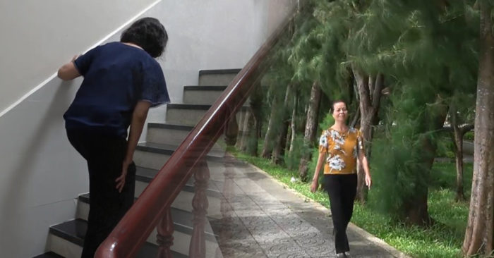 Hơn 50 tuổi đã lom khom như bà lão 80, cô giáo khỏi hết bệnh sau 2 tháng