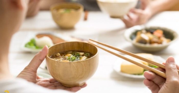 Một người có giáo dưỡng hay không nhìn vào tướng ăn là có thể biết