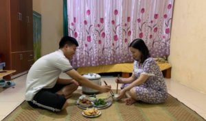 Tình yêu và hôn nhân bình dị của đôi bạn trẻ cùng tu luyện Pháp Luân Công