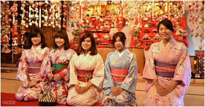 Cô gái Nhật bản mặc kimono